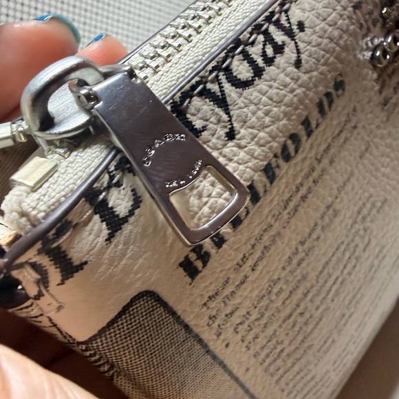 Coach Newspaper Print Shoulder Bag in Cream and Black NWT - Picture 7 of 14
